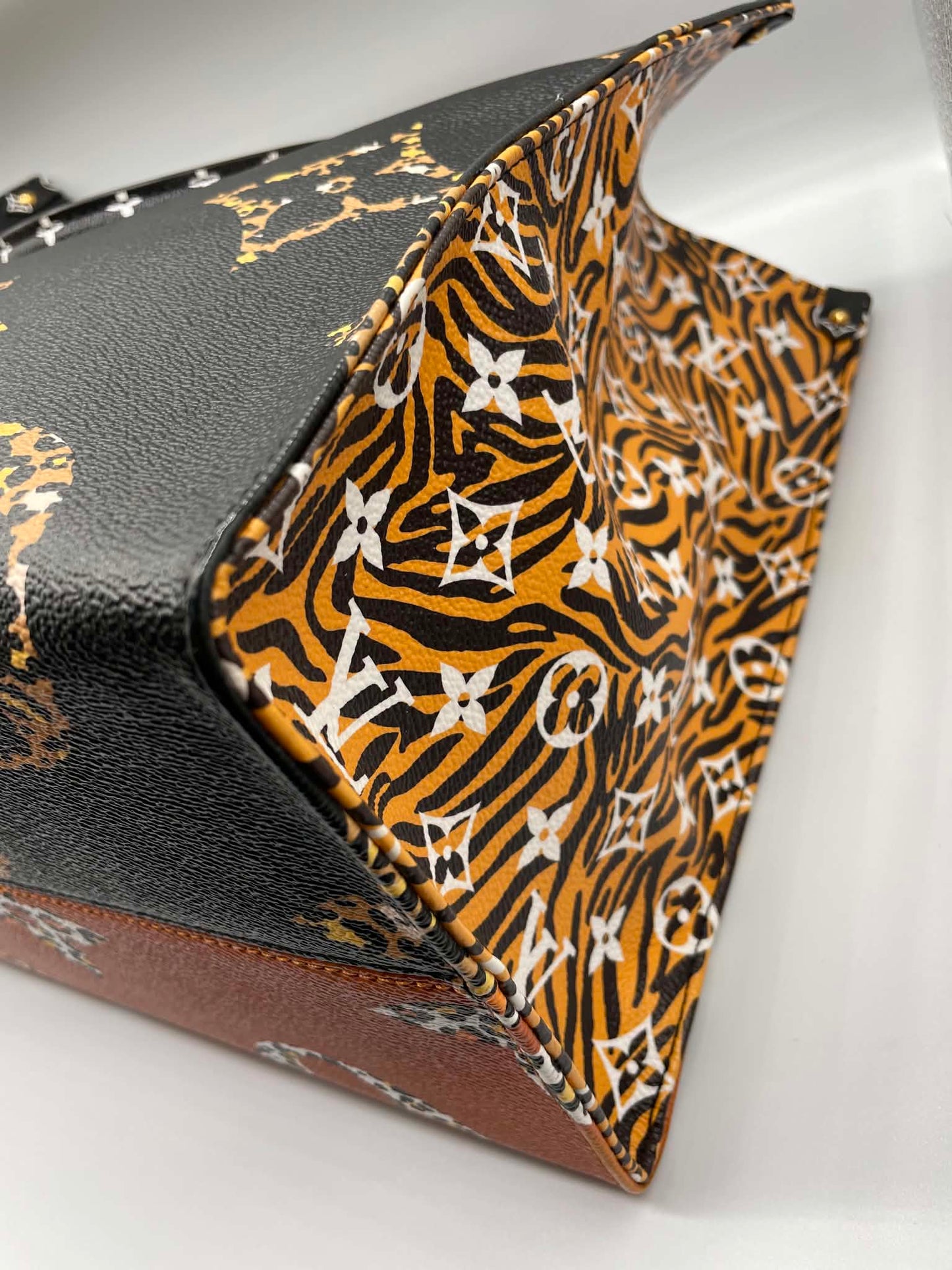Louis Vuitton Monogram Giant Jungle OnTheGo GM