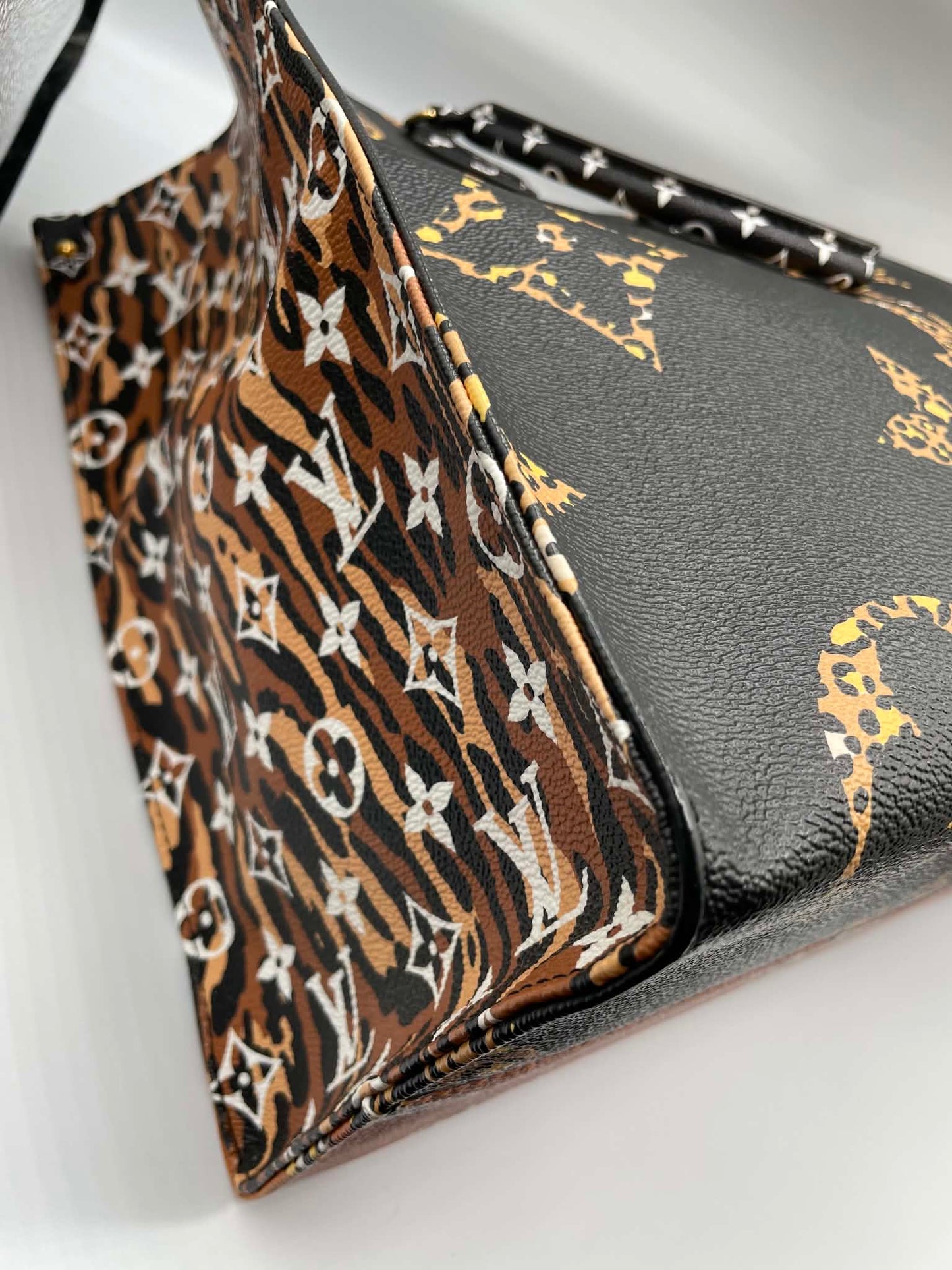 Louis Vuitton Monogram Giant Jungle OnTheGo GM